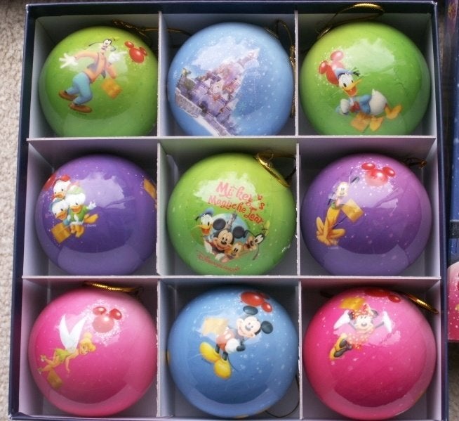 Complete set 9 Disney Kerstballen Donald, Mickey,  in doos, Ophalen of Verzenden, Overige figuren, Nieuw, Beeldje of Figuurtje