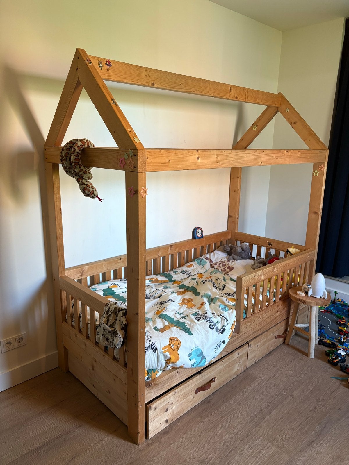 Kinderbed speelhuis met matras en lades - Grenen hout, Kinderen en Baby's, Kinderkamer | Bedden, 85 tot 100 cm, Zo goed als nieuw