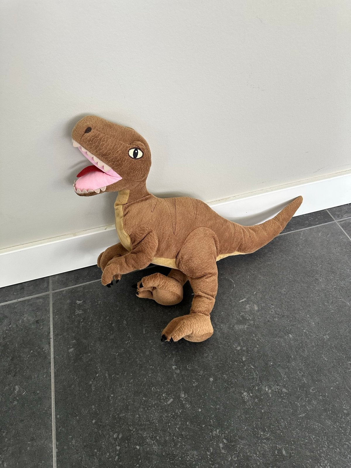 Bruine dinosaurus knuffel, Kinderen en Baby's, Speelgoed | Knuffels en Pluche, Ophalen, Dinosaurus, Zo goed als nieuw, Middelgroot (20 tot 80 cm)