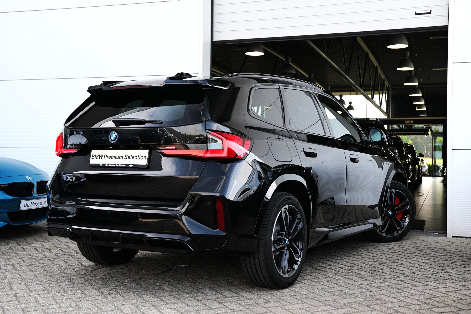 BMW iX1 eDrive20 M Sport / Trekhaak / Panoramadak / Sportsto, Auto's, Dealer onderhouden, 514 km, Met garantie (alle), 24 min
