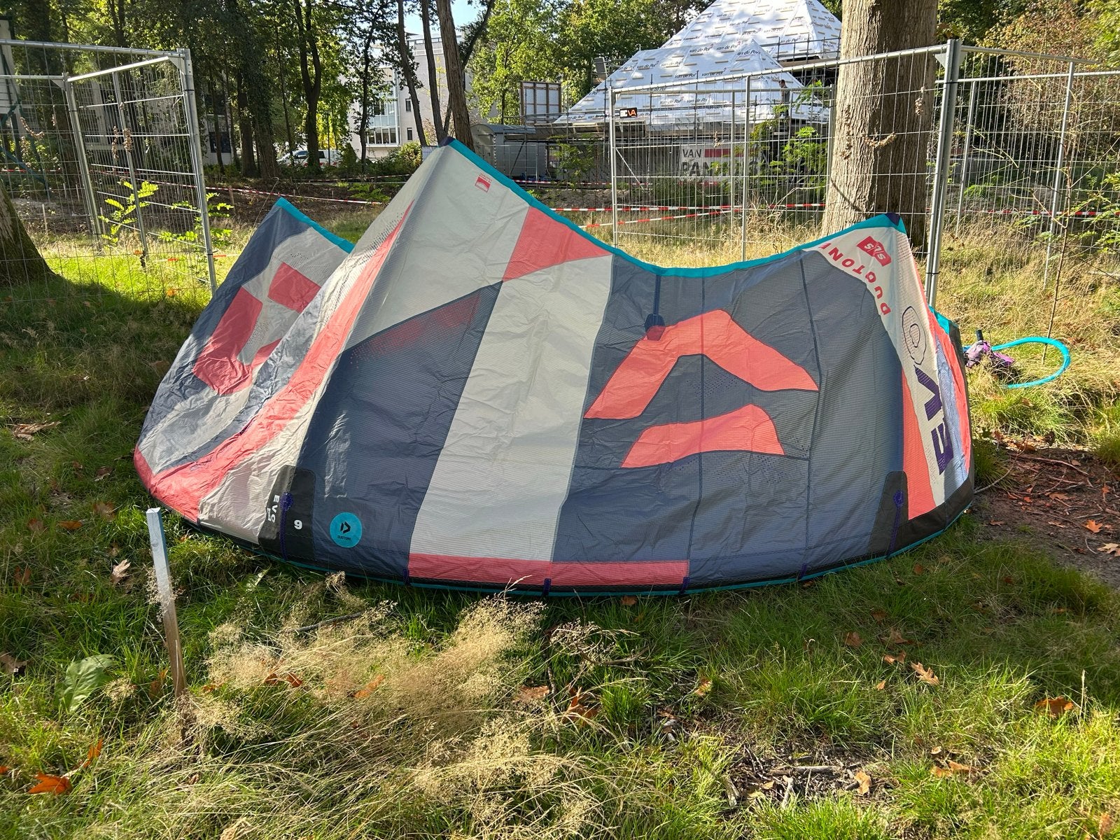 Duotone EVO SLS 9m seizoen 24/25 - Zo goed als nieuw…ECHT!, Watersport en Boten, 9 m², Geen board, Ophalen of Verzenden, Zo goed als nieuw