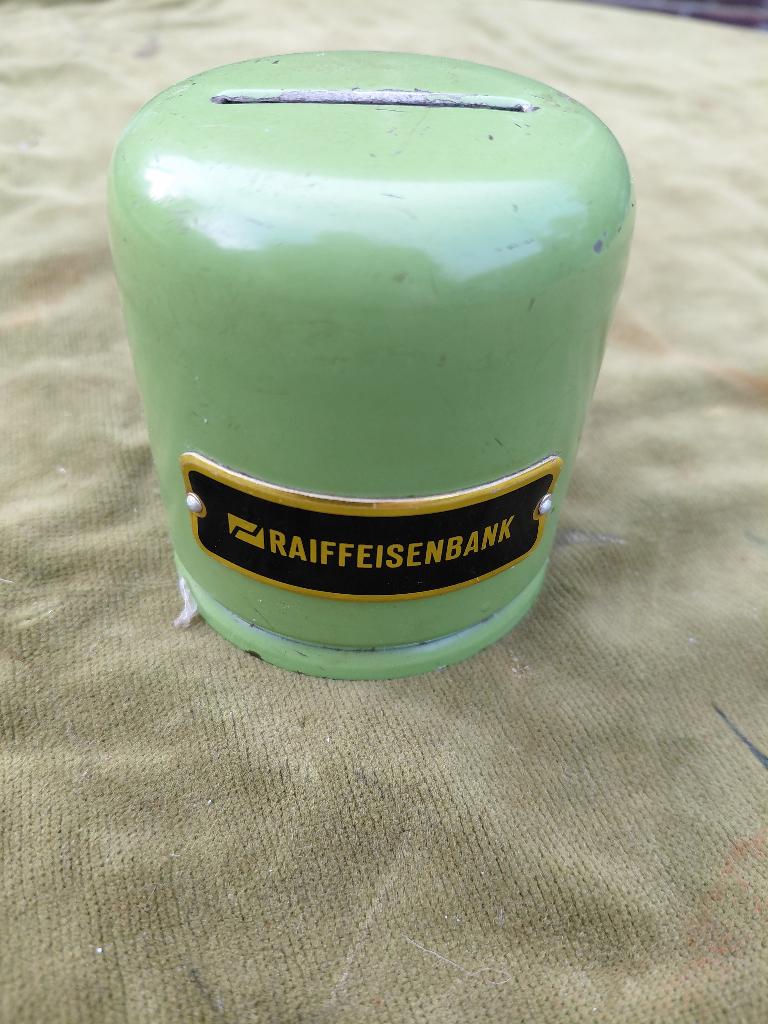Vintage spaarpot Raiffeisenbank met sleutel., Verzenden