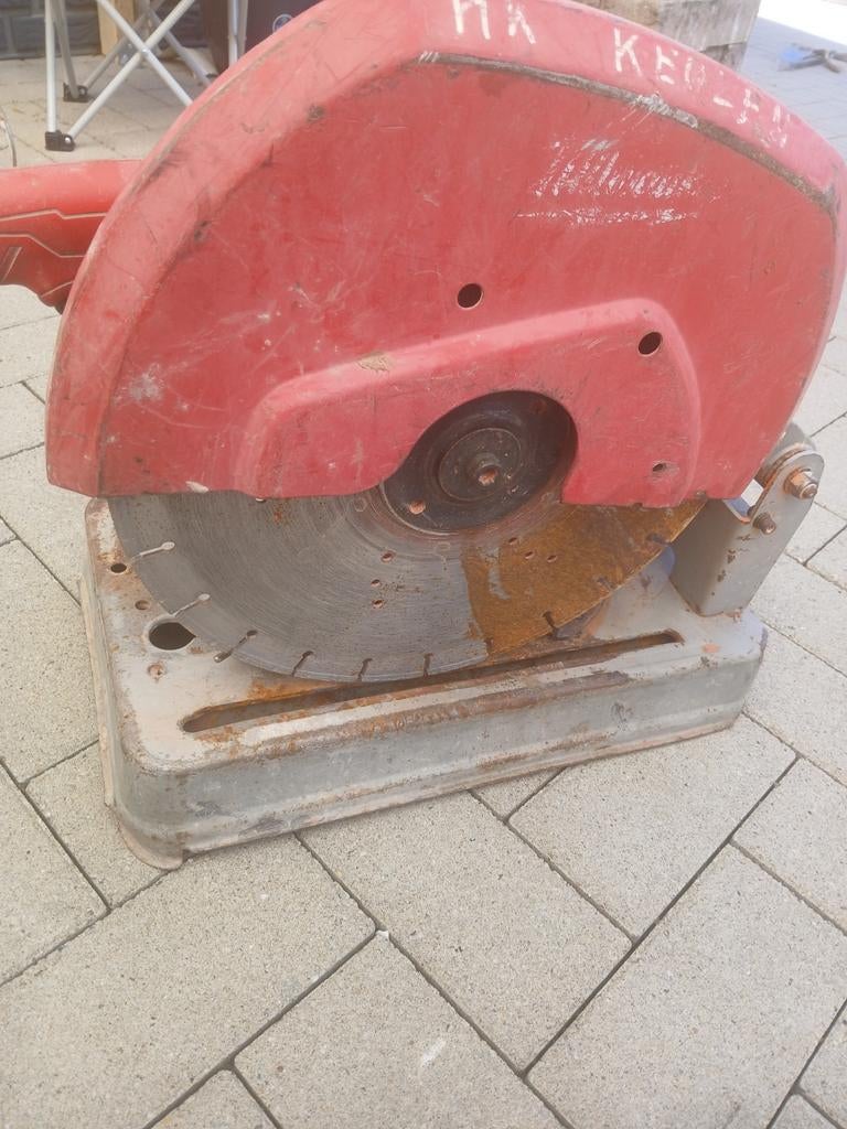 Milwaukee afkortzaag, Ophalen