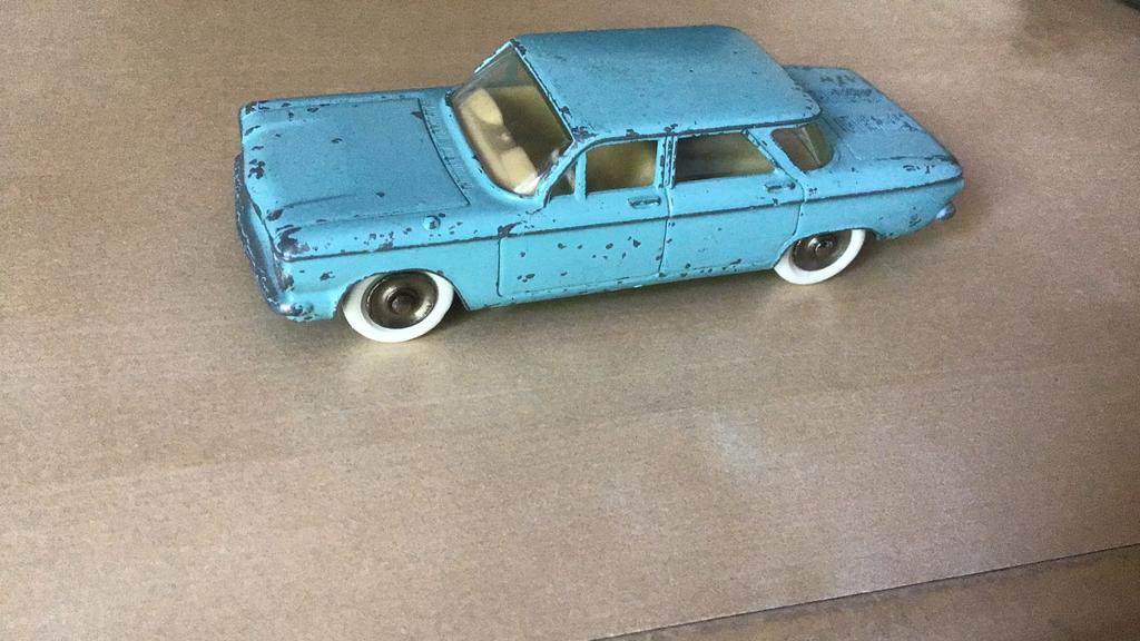 DINKY TOYS CHEVROLET CORVAIR BEROEMD DOOR MOTOR ACHTERIN, Ophalen of Verzenden, Gebruikt, Auto, Dinky Toys