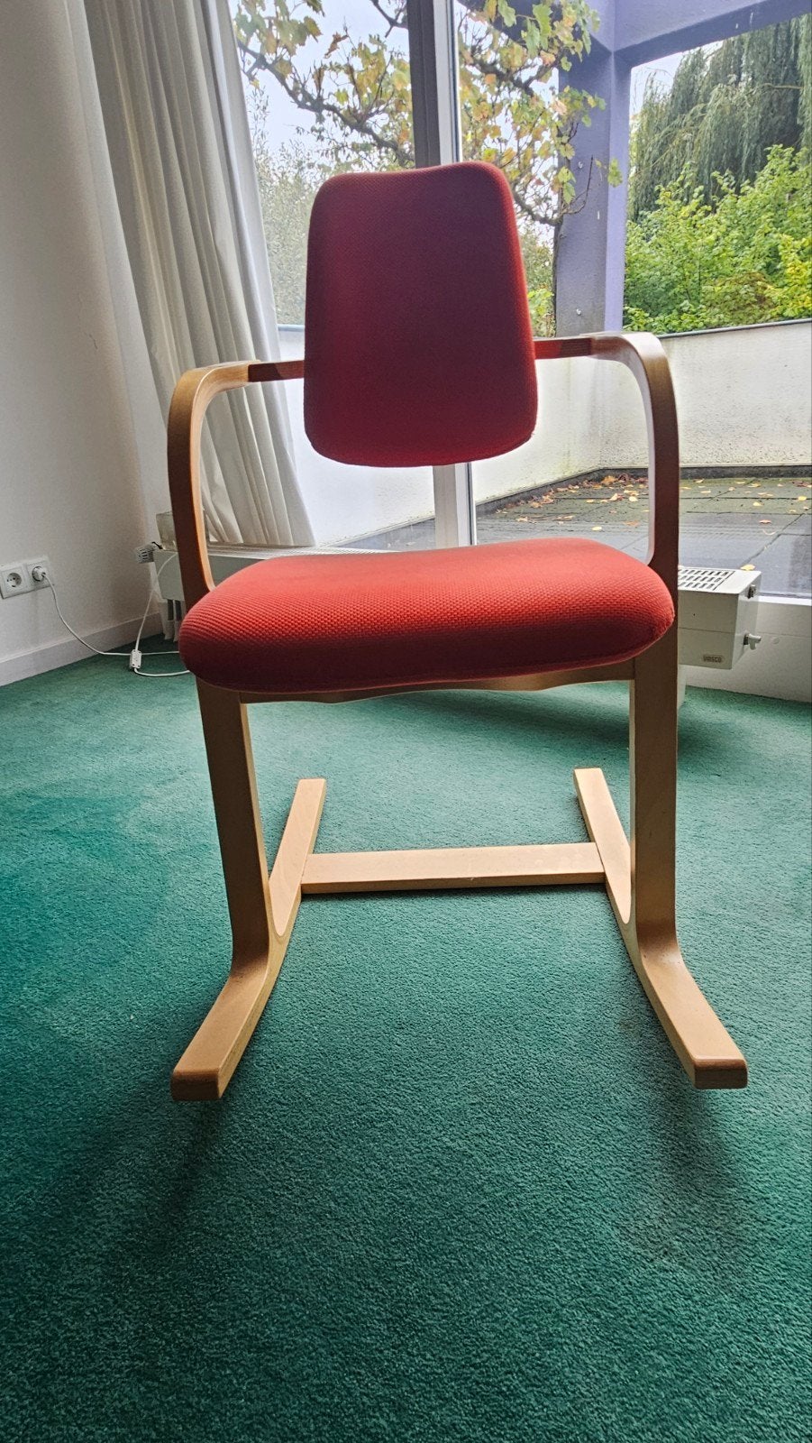 Stokke Varier Actulum ergonomische stoel met rode bekleding, Ophalen, Hout, Scandinavisch design, Gebruikt