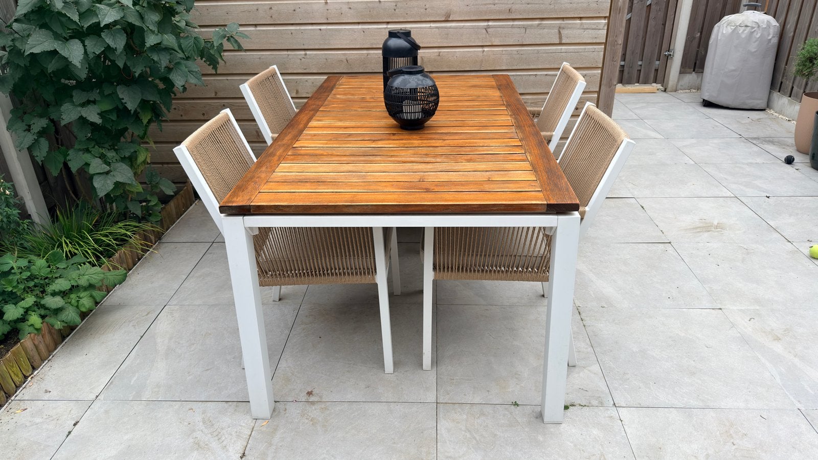 Witte tuintafel van teakhout met 4 stoelen (incl. kussens), Ophalen, 4 zitplaatsen, Gebruikt, Teakhout