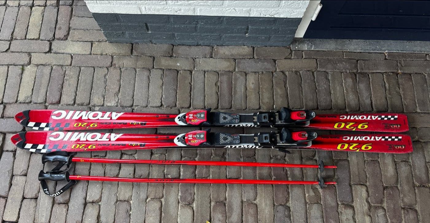 Atomic ski’s met stokken, Ophalen, 160 tot 180 cm, Gebruikt, Carve