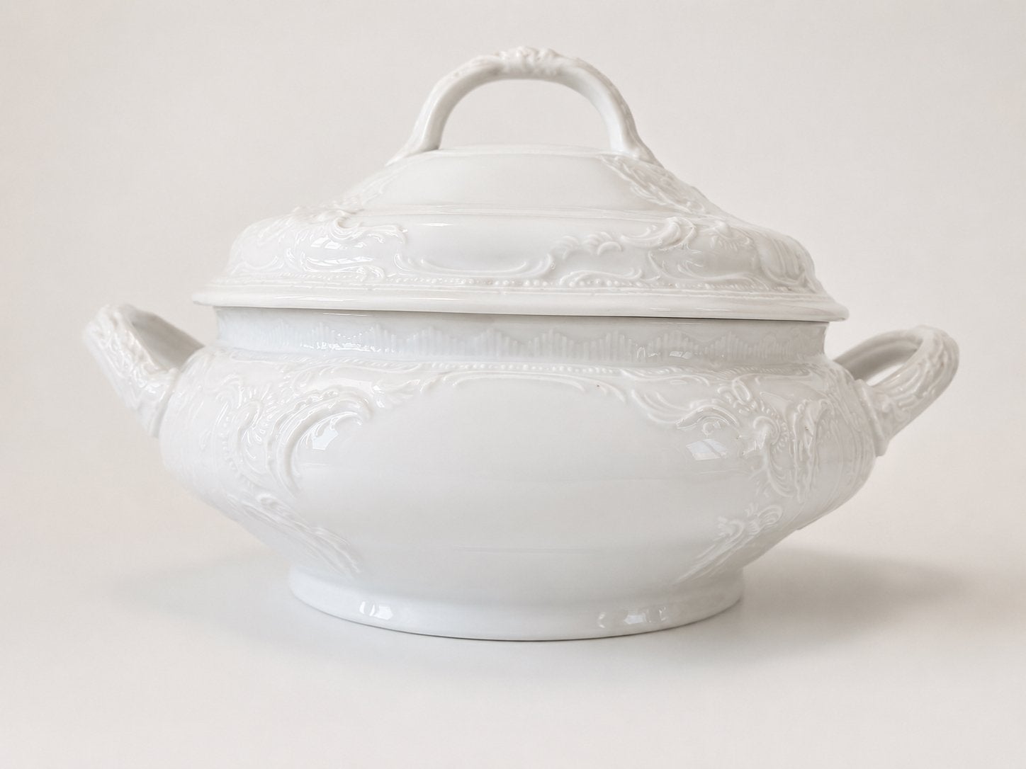 ROSENTHAL GERMANY WIT PORSELEINEN DEKSCHAAL MET RELIËFDECOR, Ophalen of Verzenden