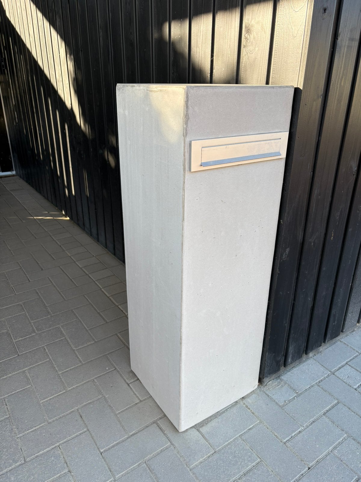 Brievenbus Claes Colom, Ophalen, Zo goed als nieuw, Beton, Staande brievenbus