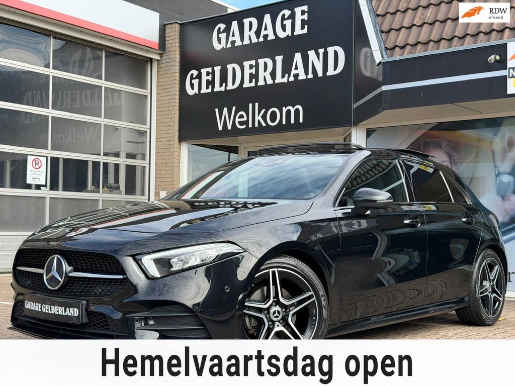 Mercedes-Benz A-klasse 180 AMG Night Upgrade | Pano | Leder/, Auto's, Mercedes-Benz, 136 pk, Gebruikt, Zwart, 4 cilinders