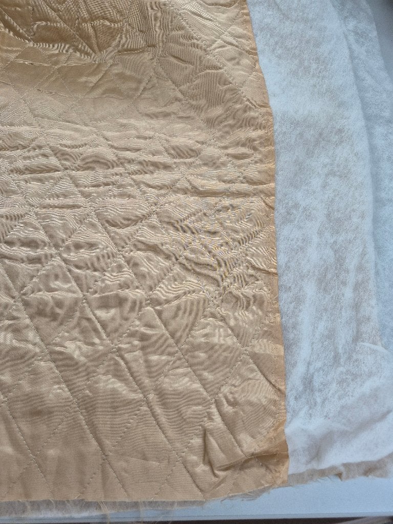 NIEUW beige gevoerde doorgestikte stof 70 x 200 (dubbel geme, Hobby en Vrije tijd, Overige materialen, Beige, Nieuw, Ophalen of Verzenden