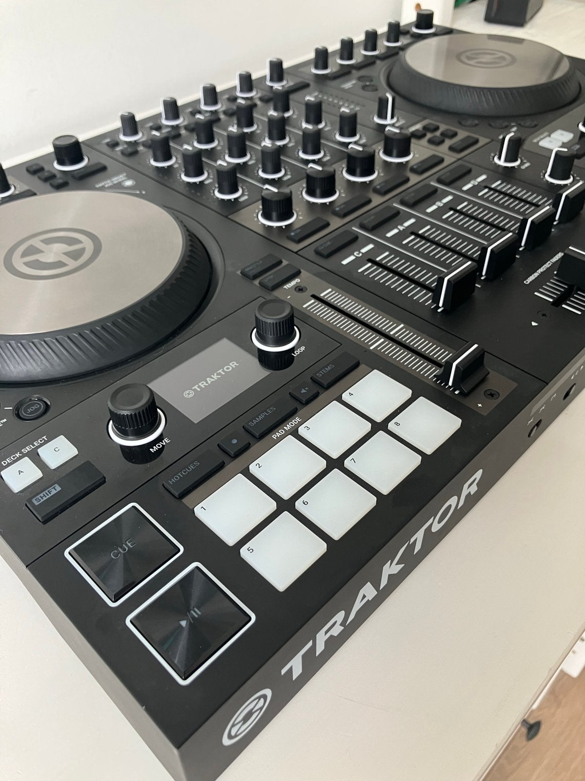 Native Instruments Traktor Kontrol  S4 MK3 DJ Controller