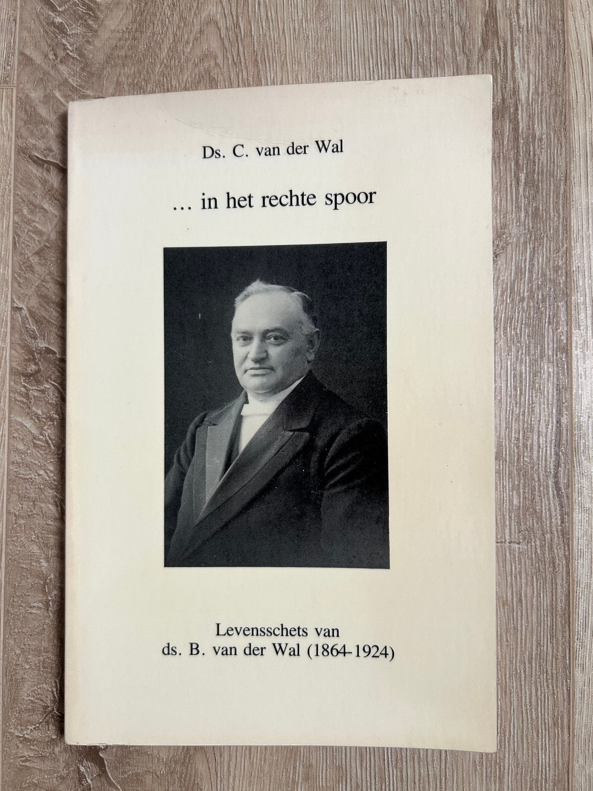 In het rechte spoor, levensschets van ds. B. vd Wal, Ophalen of Verzenden, Gelezen