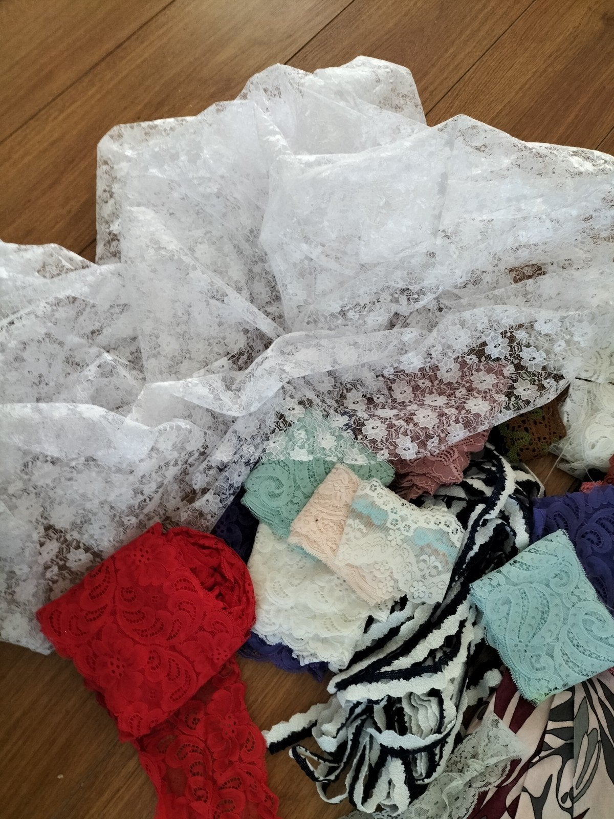 Grote collectie kant, lint en stoffen - diverse kleuren, Hobby en Vrije tijd, Gebruikt, Meerkleurig, Ophalen of Verzenden, 30 tot 120 cm
