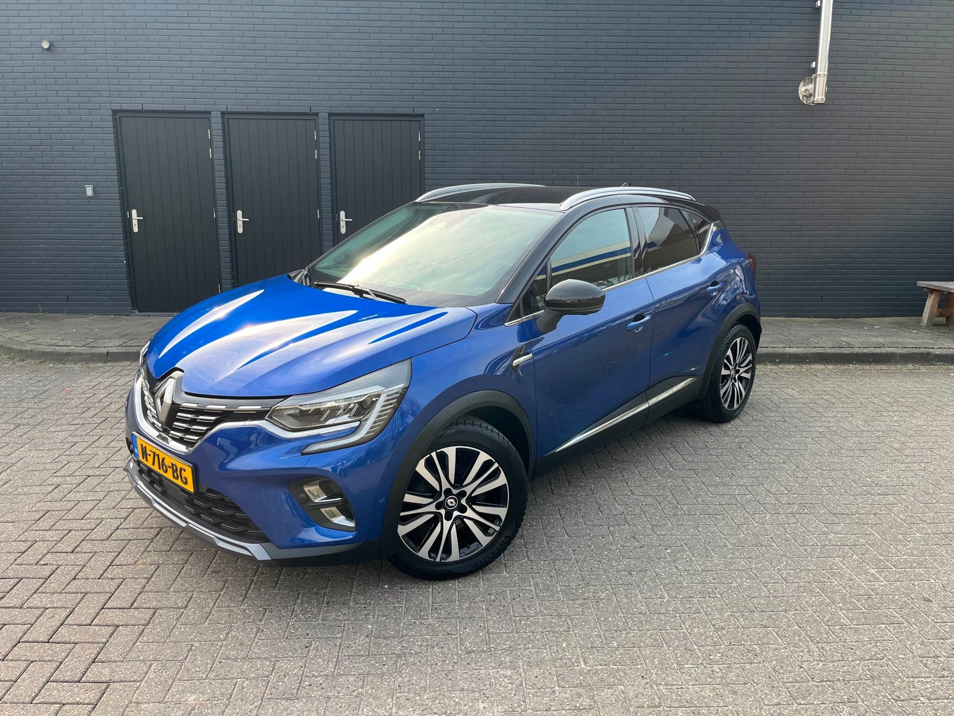 Renault Captur 1.3 TCe 140 Initiale Paris, Gebruikt, 4 cilinders, 700 kg, Blauw