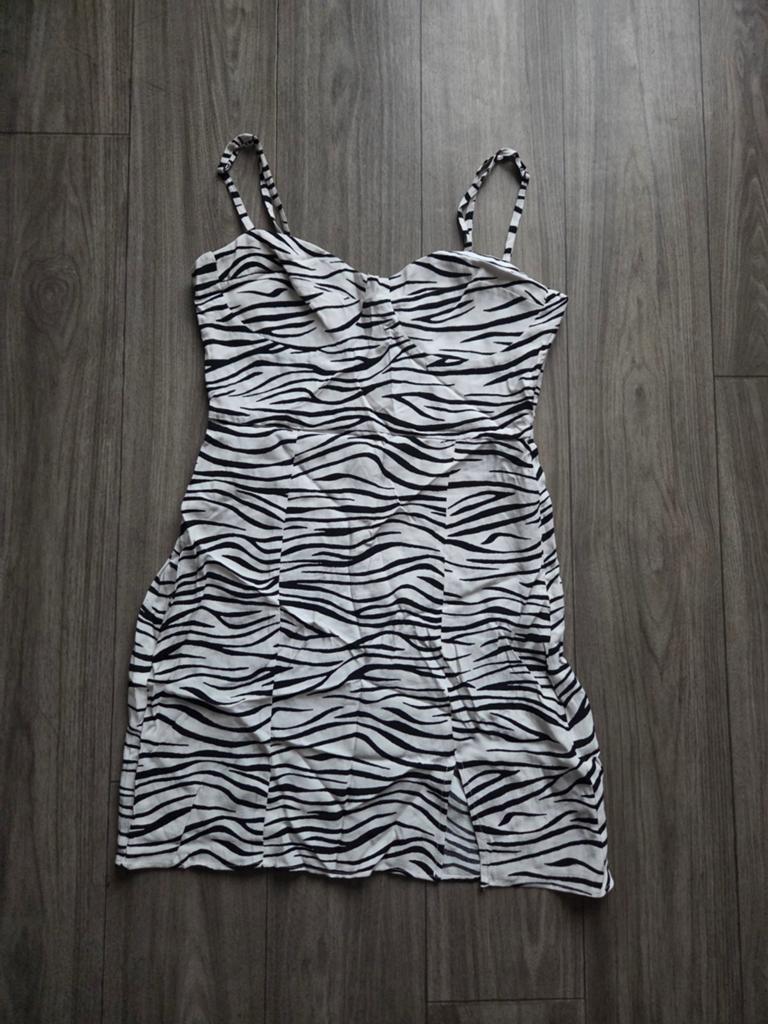 Zomerse jurk van Bershka in maat L ((NIEUW), Wit, Maat 42/44 (L), Nieuw, Boven de knie