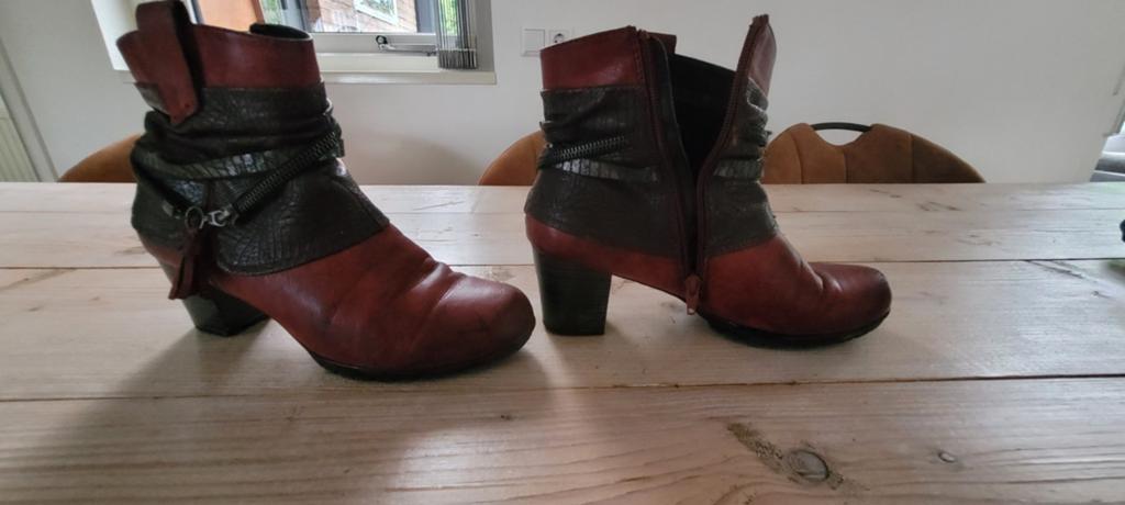 Rode Rieker laarsjes mt 40, Lage of Enkellaarzen, Ophalen of Verzenden, Gedragen, Rood