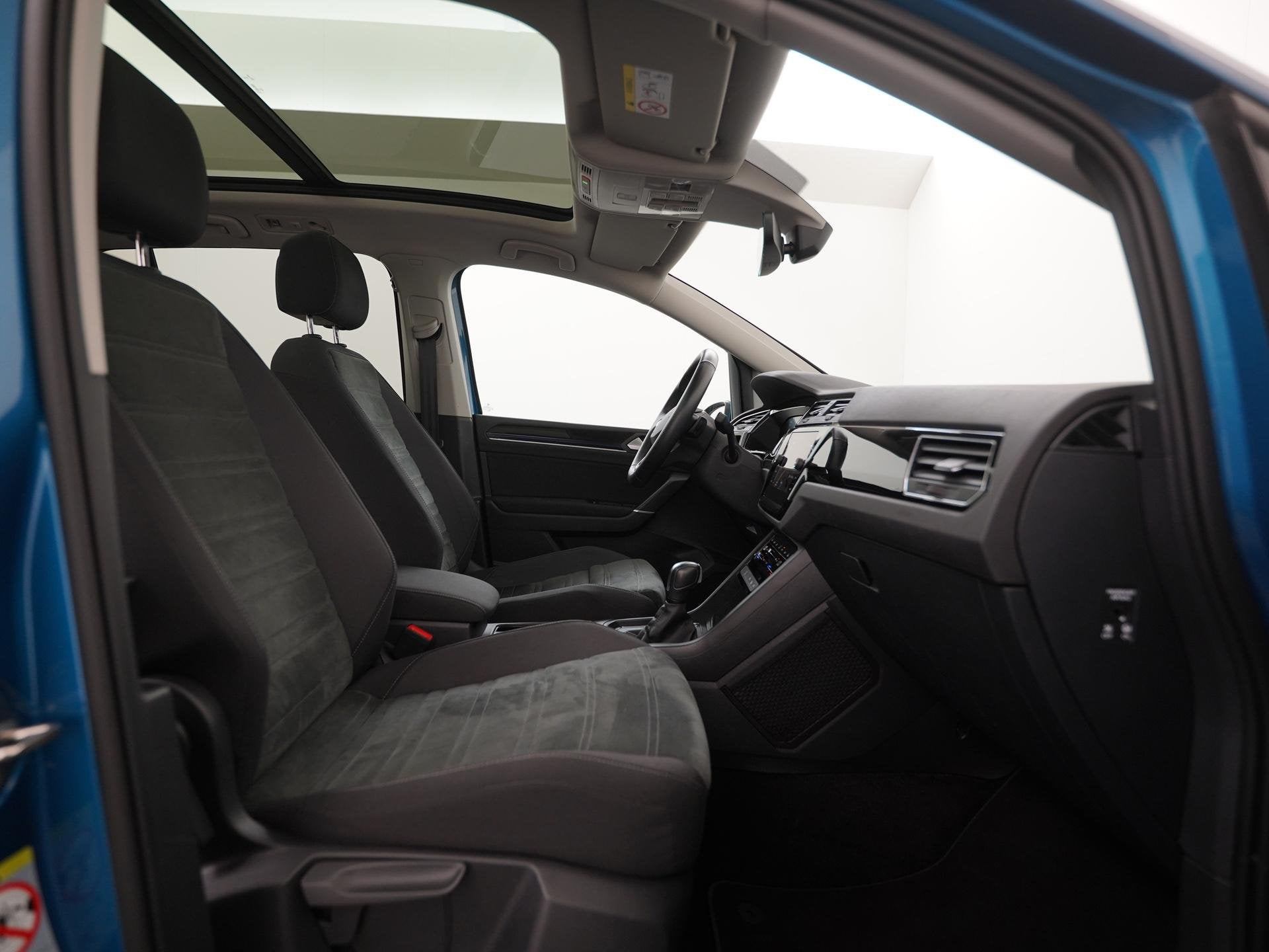 Volkswagen Touran 1.5 TSI DSG | 7 Persoons | Trekhaak | Pano, Auto's, 12 maanden, 15 km/l, 4 cilinders, Blauw