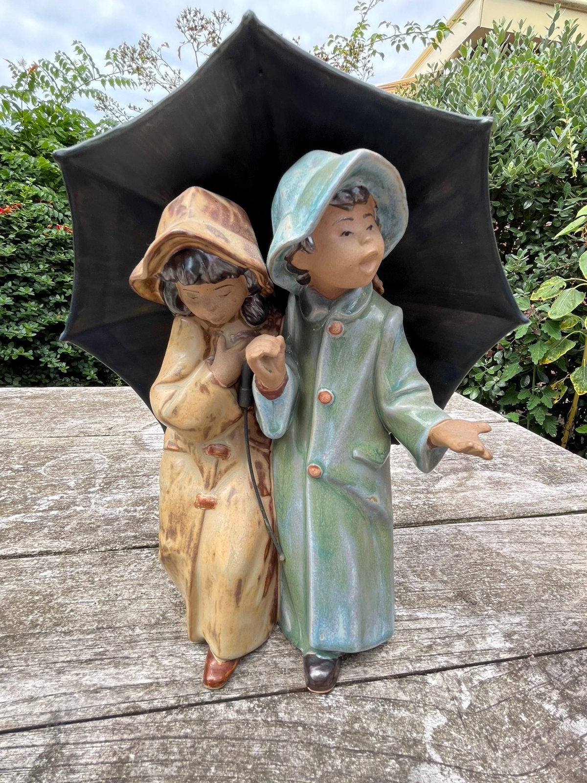 Lladro beeld kinderen onder paraplu, Ophalen of Verzenden, Gebruikt, Mens
