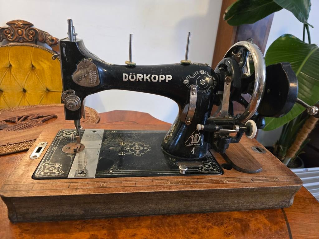 Antieke Dürkopp 4 naaimachine met accessoires - Goede staat, Ophalen of Verzenden