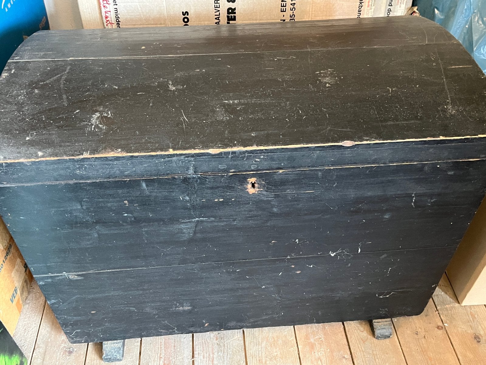 Mooie zwarte houten kist / dekenkist met bolling in deksel, Ophalen, 50 – 75, Minder dan 50 cm, Gebruikt