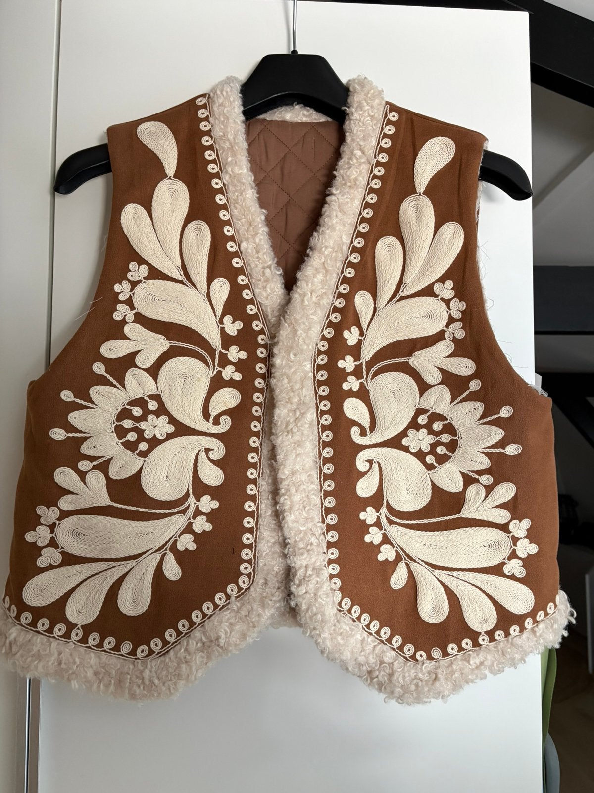 Gilet suedine met borduur motief, Ophalen of Verzenden, Zo goed als nieuw, Beige