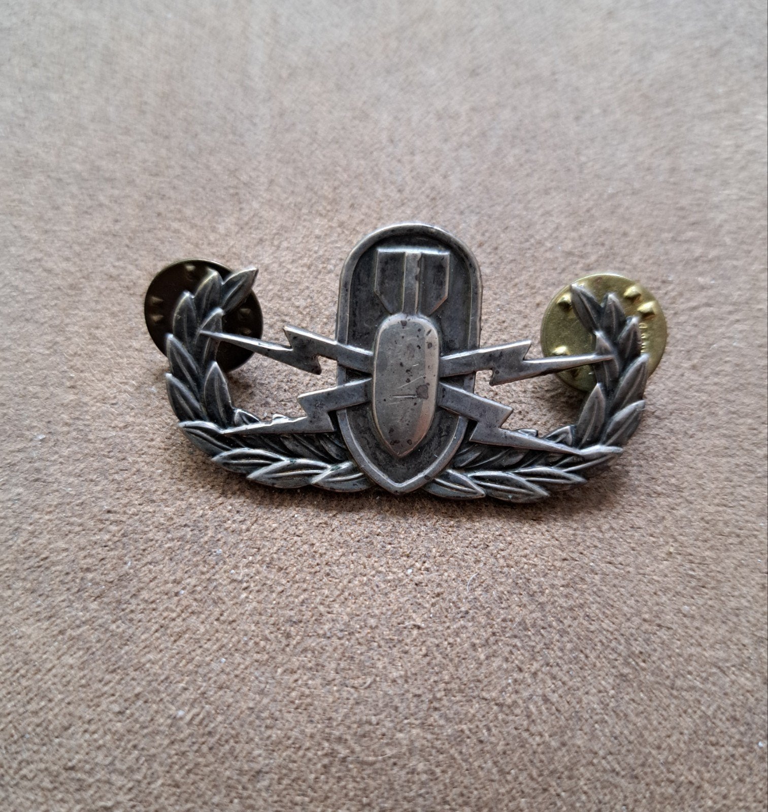 US Army Explosive Ordnance Disposal embleem, Ophalen of Verzenden, Landmacht, Amerika, Embleem of Badge