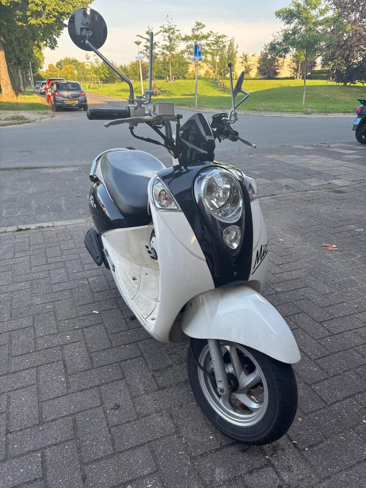 Sym Mio 50 scooter 2018 - Wit/Zwart - Incl. helm, Gebruikt, Maximaal 45 km/u, Benzine, Ophalen