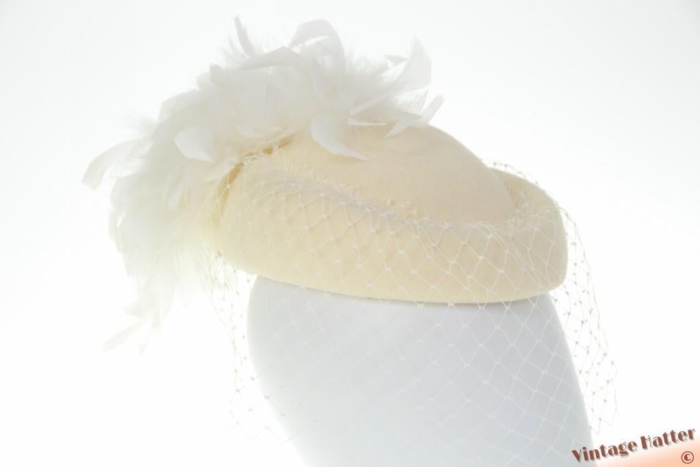 vintage Dames pillbox hoedje ivoorwit vilt voile & veren 56, Kleding | Dames, Hoeden en Petten, Zo goed als nieuw, Hoed, 56 of 57 cm (M, 7 of 7⅛ inch)
