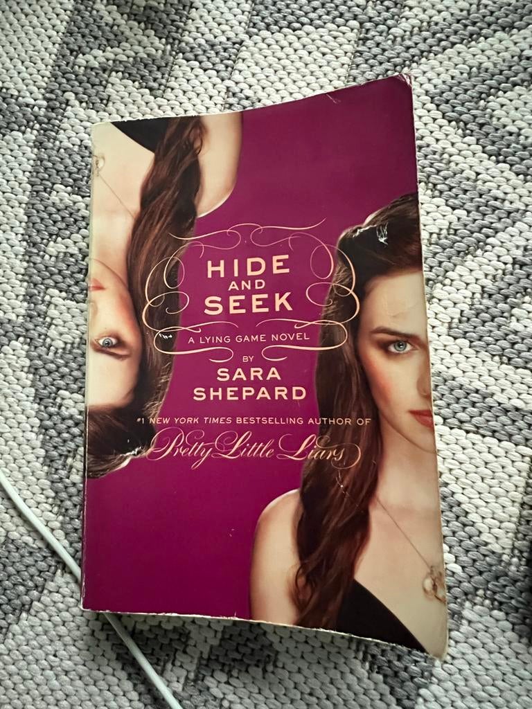 Hide and Seek - A Lying Game Novel door Sara Shepard, Boeken, Ophalen of Verzenden, Gelezen, Amerika