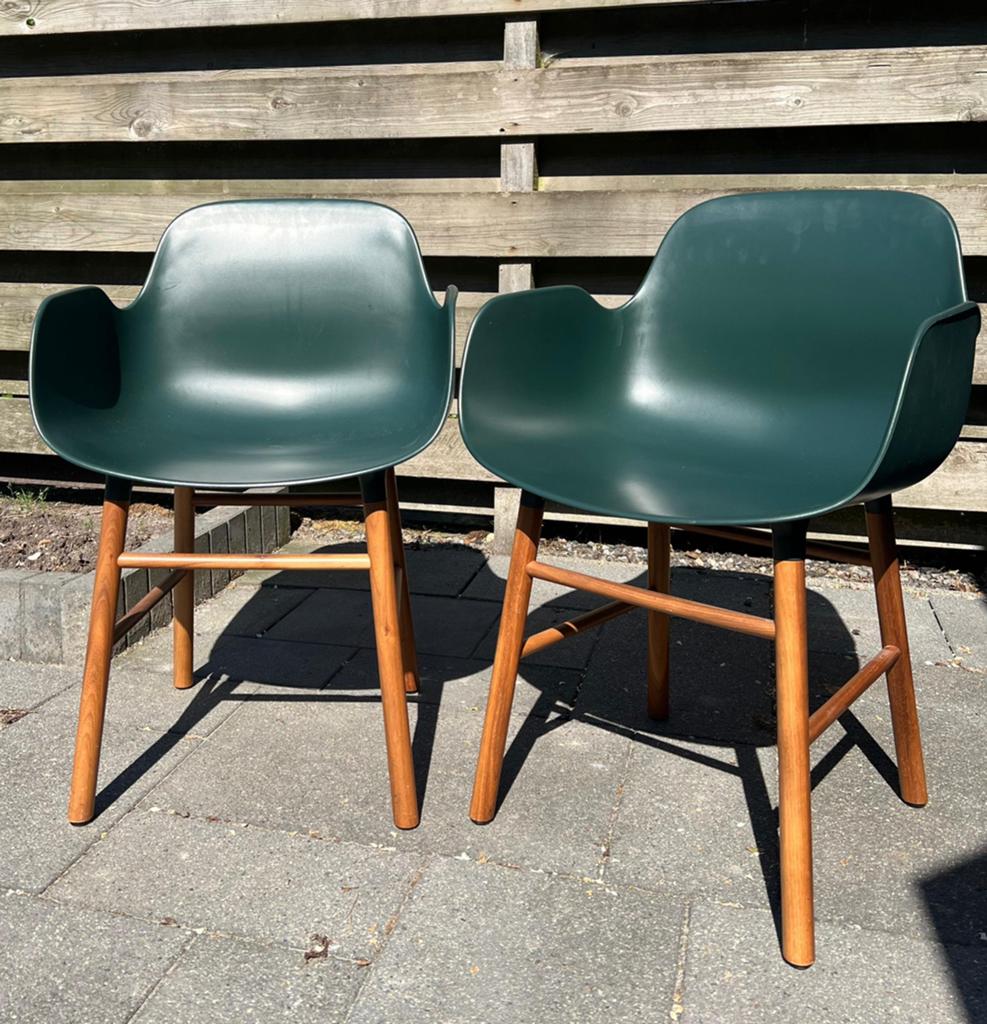 2x groene stoelen Normann Copenhagen met houten onderstel, Ophalen, Gebruikt, Twee, Overige kleuren