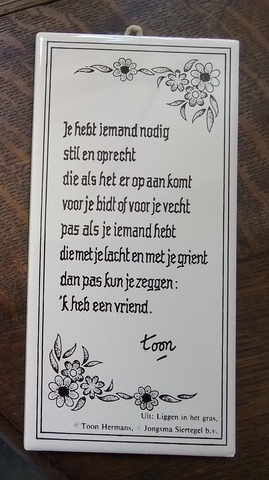 Spreuktegeltje Toon Hermans - 'Ik heb een vriend', Gebruikt, Ophalen of Verzenden, Wit, Met ophangsysteem