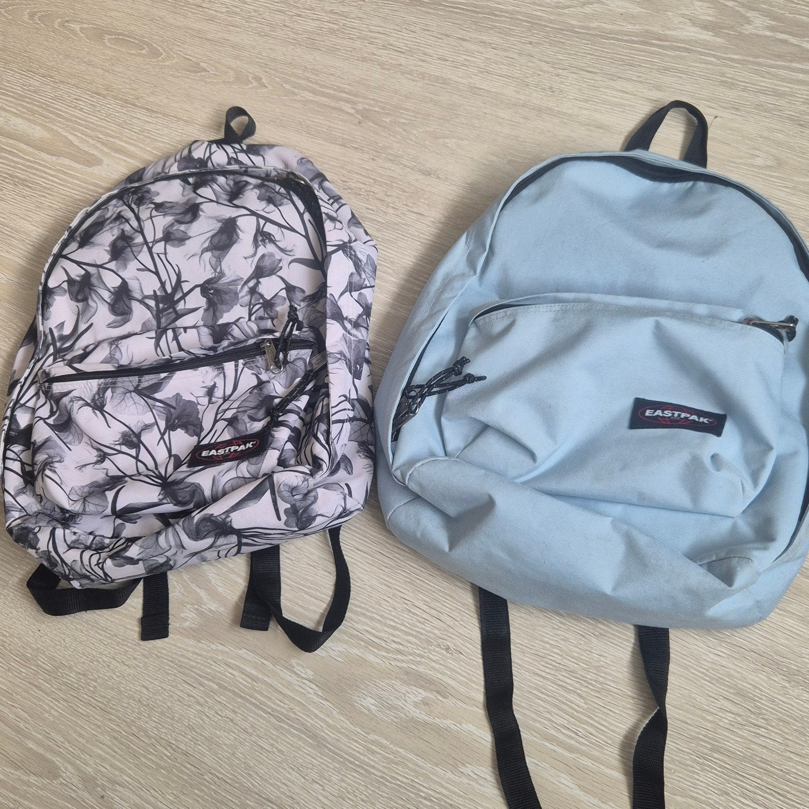Eastpak rugzakken - Set van 2 (bloemenprint en lichtblauw), Sieraden, Tassen en Uiterlijk, Ophalen, Gebruikt, 25 tot 40 cm, 30 tot 45 cm