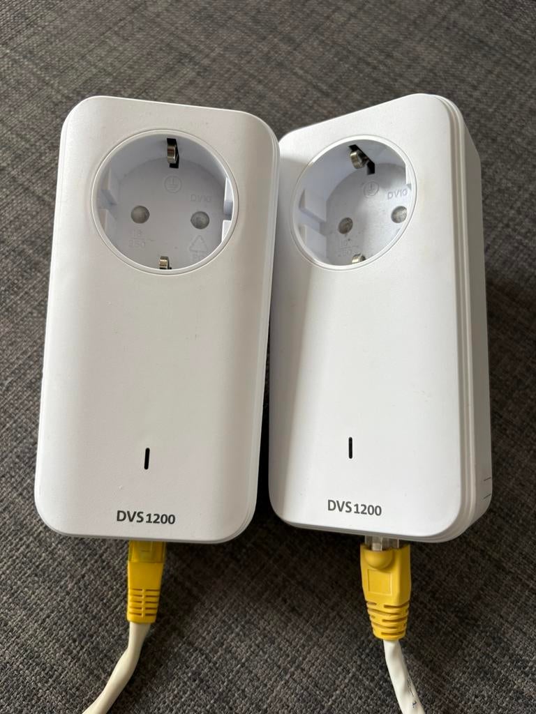 2 stuks DVS1200 met internetkabel, Computers en Software, Netwerk switches, Ophalen of Verzenden, Zo goed als nieuw