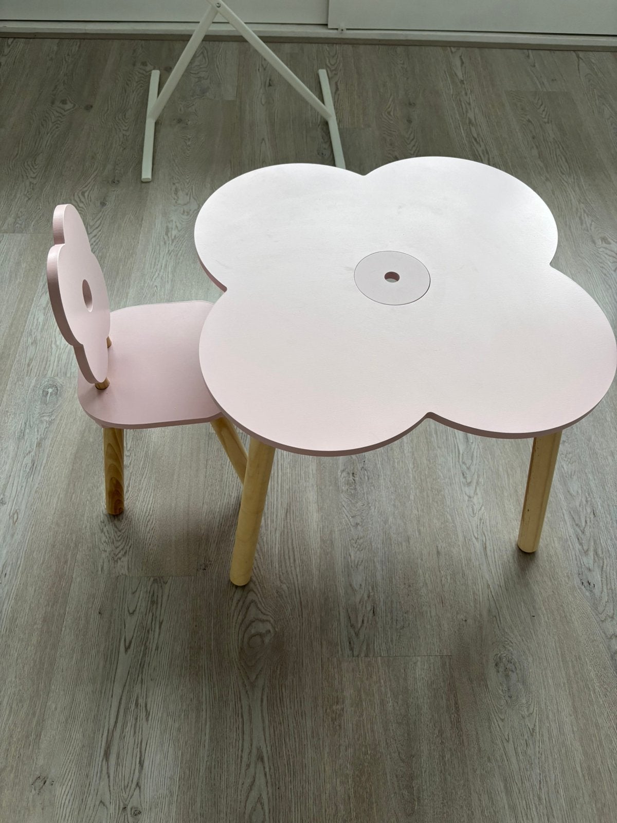 Lichtroze tafel en stoel, Ophalen, Zo goed als nieuw, Tafel(s) en Stoel(en)