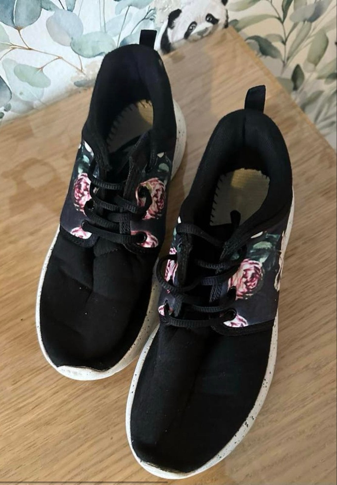 Zwarte gympen met bloemenmotief - Maat 37, Zwart, Ophalen of Verzenden, Sneakers of Gympen, Gedragen