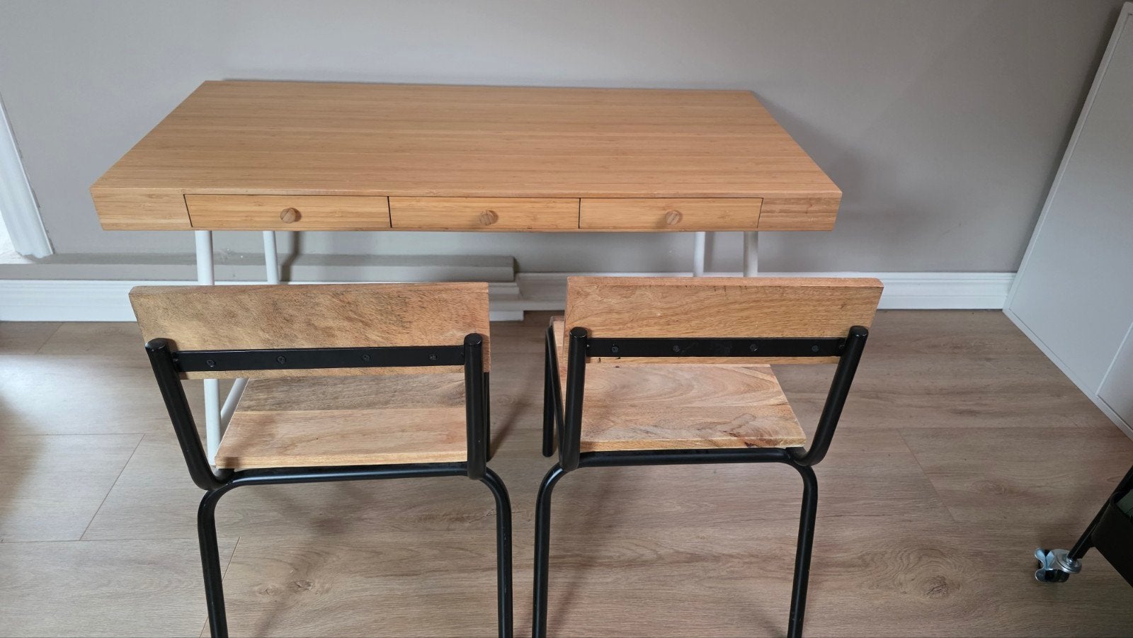 Houten kinderbureau met 3 lades en 2 stoeltjes, Ophalen, Met lades, Gebruikt, Hout
