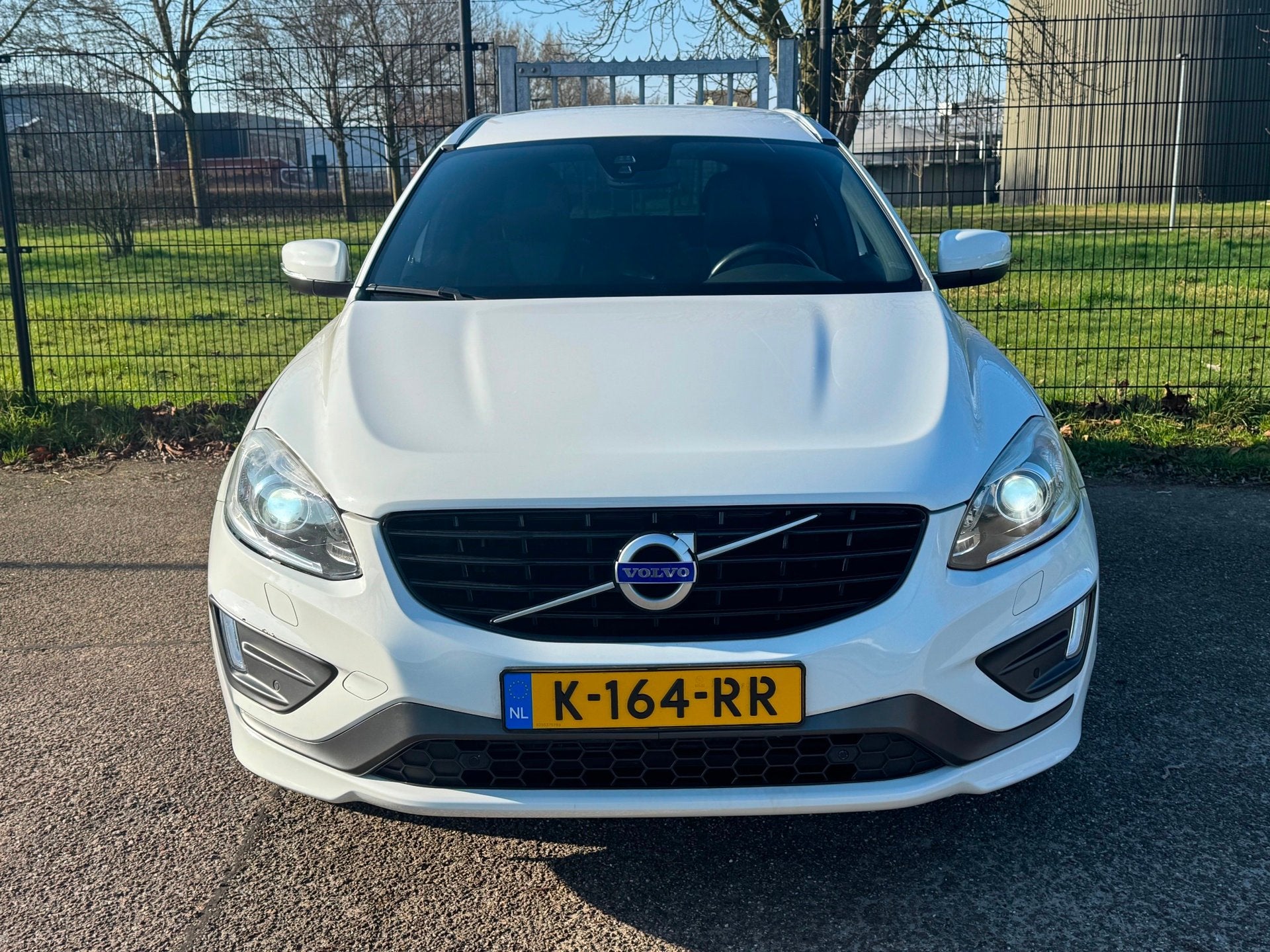 Volvo XC60 2.0 D3 FWD Automaat R-Design Xenon Trekhaak, Auto's, Euro 6, 4 cilinders, Wit, Bedrijf