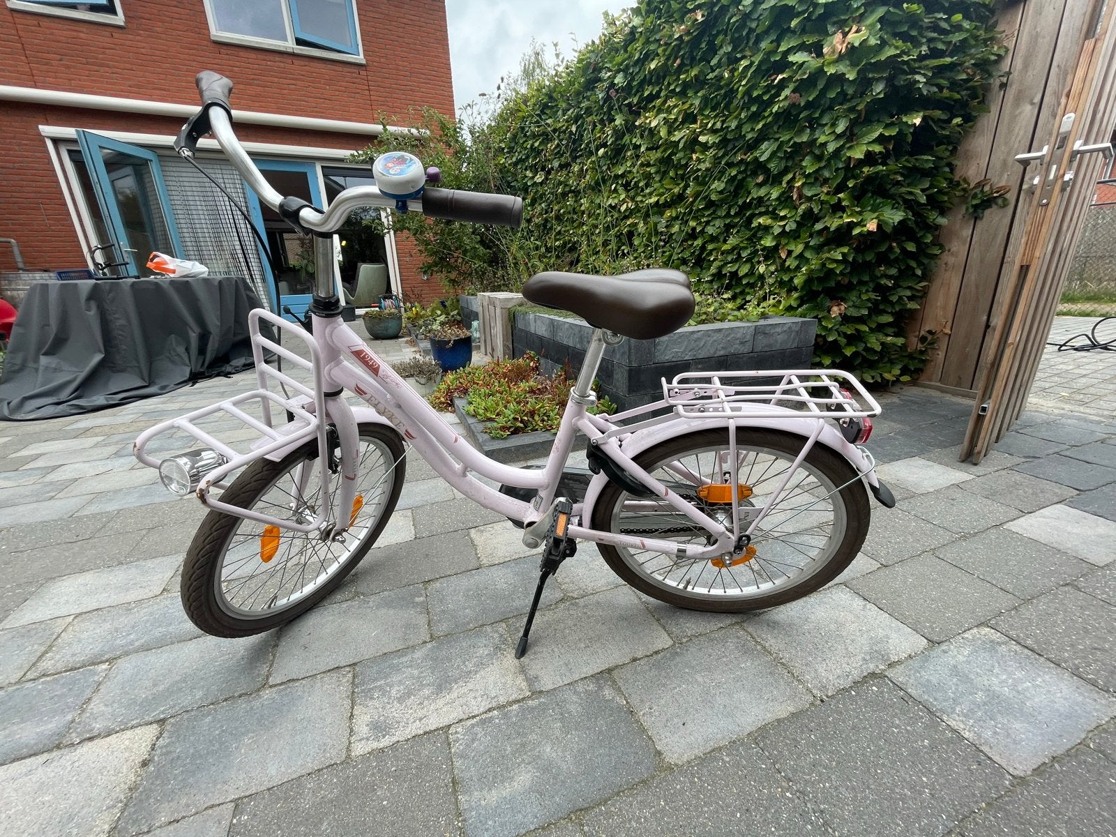 Roze kinderfiets met bagagedrager en voordrager, Fietsen en Brommers, Fietsen | Meisjes, Ophalen, Gebruikt, Terugtraprem, 20 inch