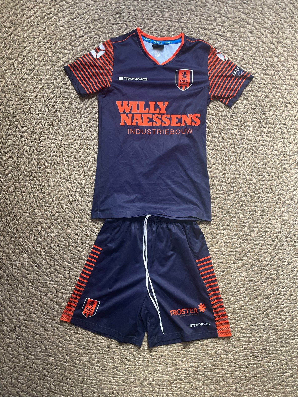 RKC Waalwijk Thuisshirt en Broekje Maat S (164), Sport en Fitness, Maat S, Verzenden, Zo goed als nieuw, Set