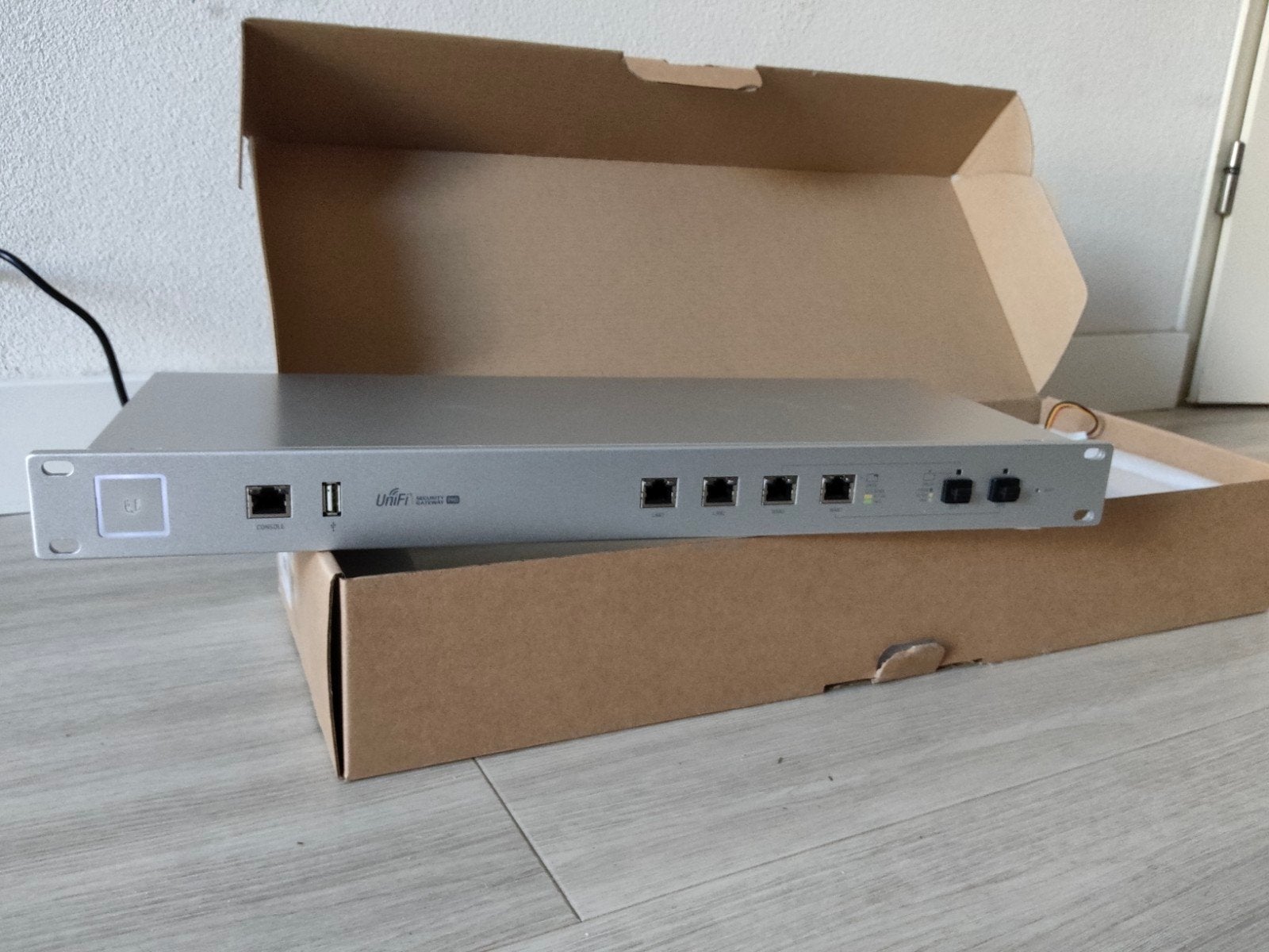 Ubiquiti UniFi Security Gateway Pro 4 (USG-PRO-4), Computers en Software, Ophalen of Verzenden, Gebruikt, Router, Ubiquiti UniFi