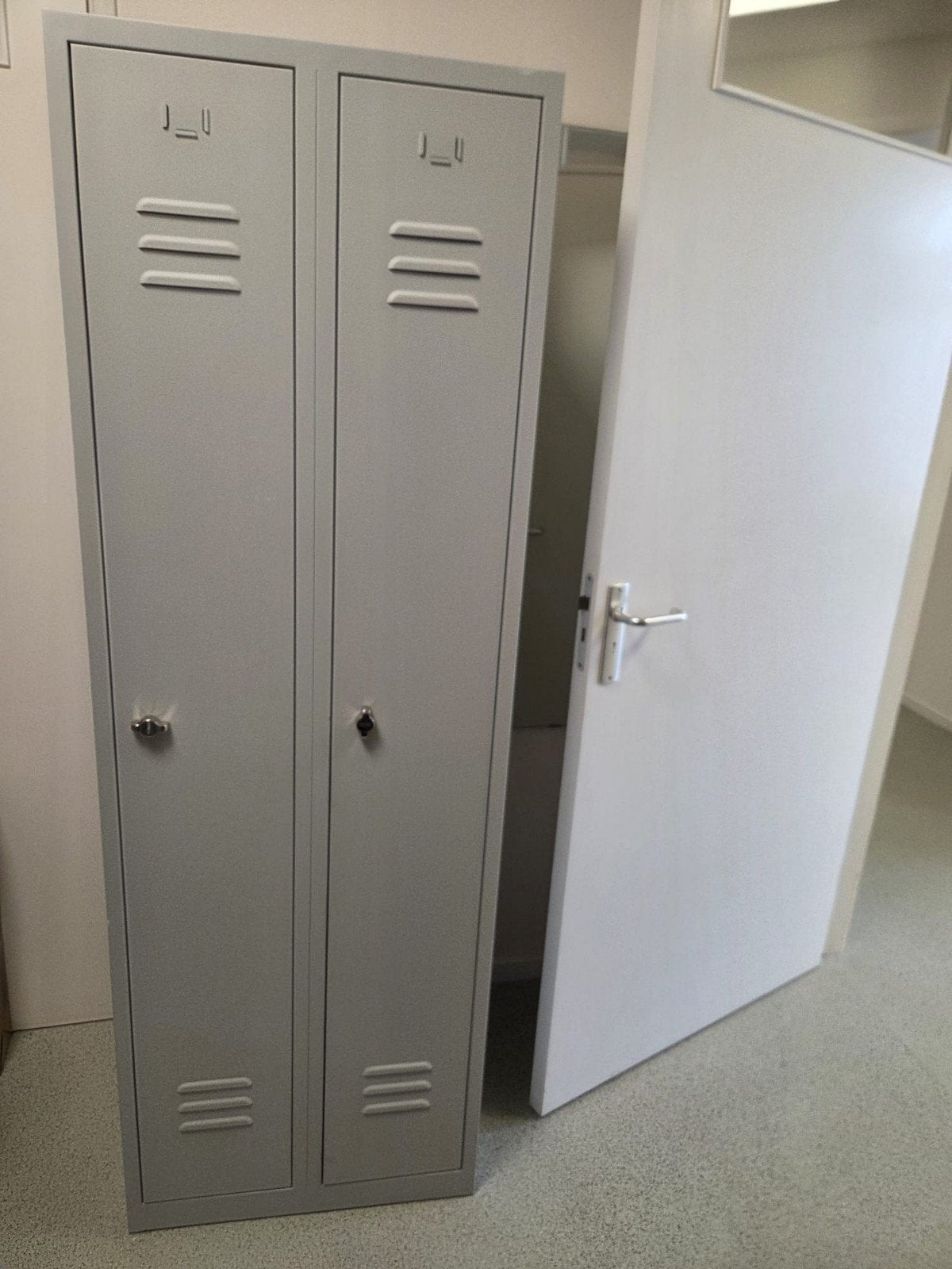 Metalen lockerkast met 2 deuren - Grijs, Ophalen, Gebruikt, Industrieel, functioneel