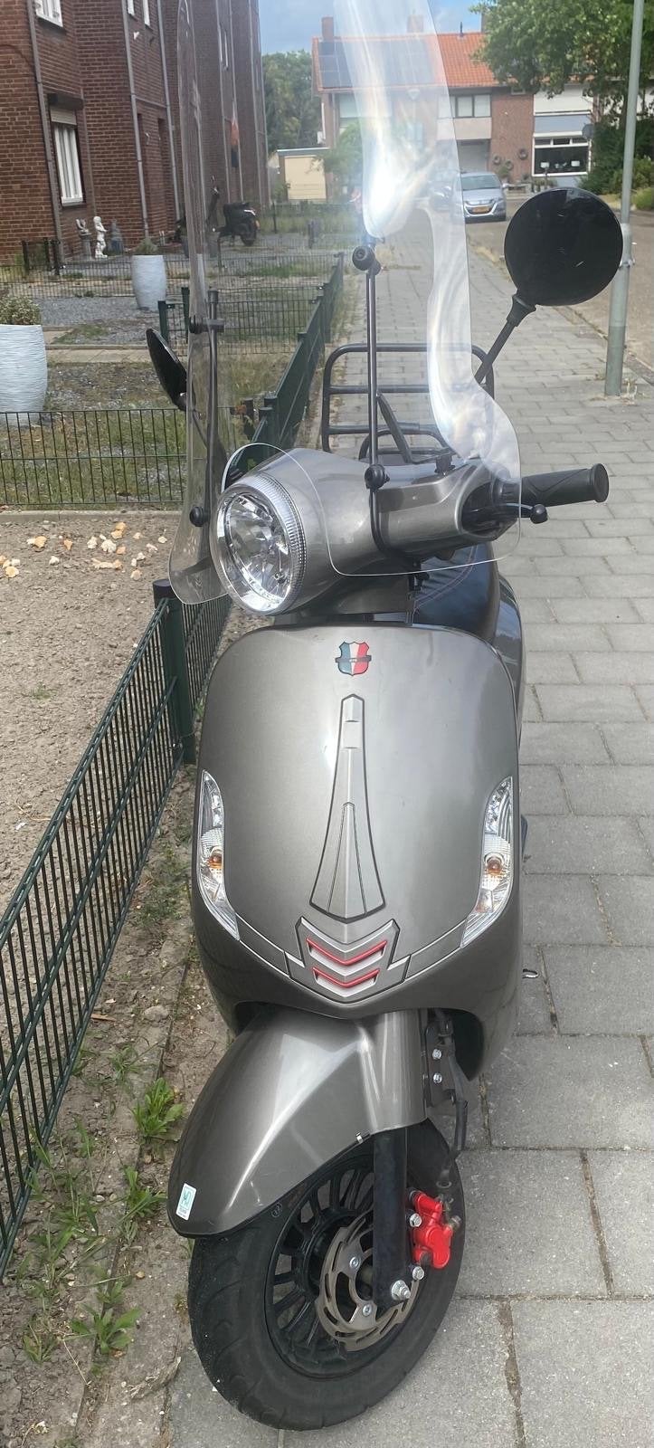 GTS Toscana scooter - Zo goed als nieuw, Ophalen, Zo goed als nieuw, Maximaal 45 km/u, Benzine