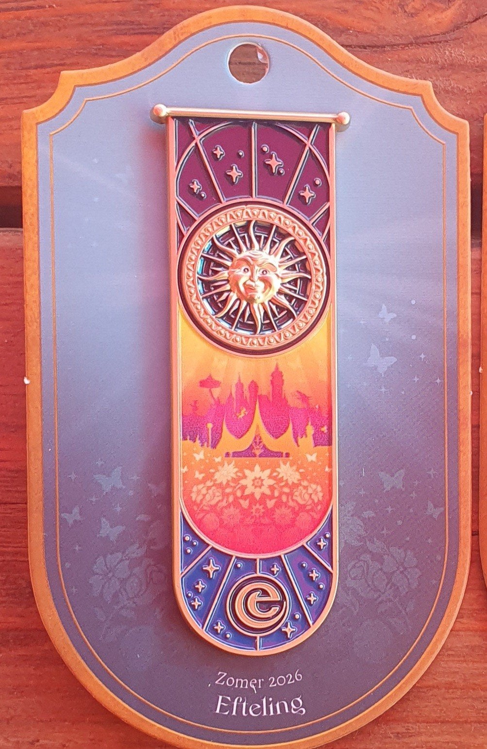 Efteling Zomer 2026 Pin - Zon en Kasteel Design, Verzamelen, Ophalen of Verzenden, Nieuw, Button of Speldje