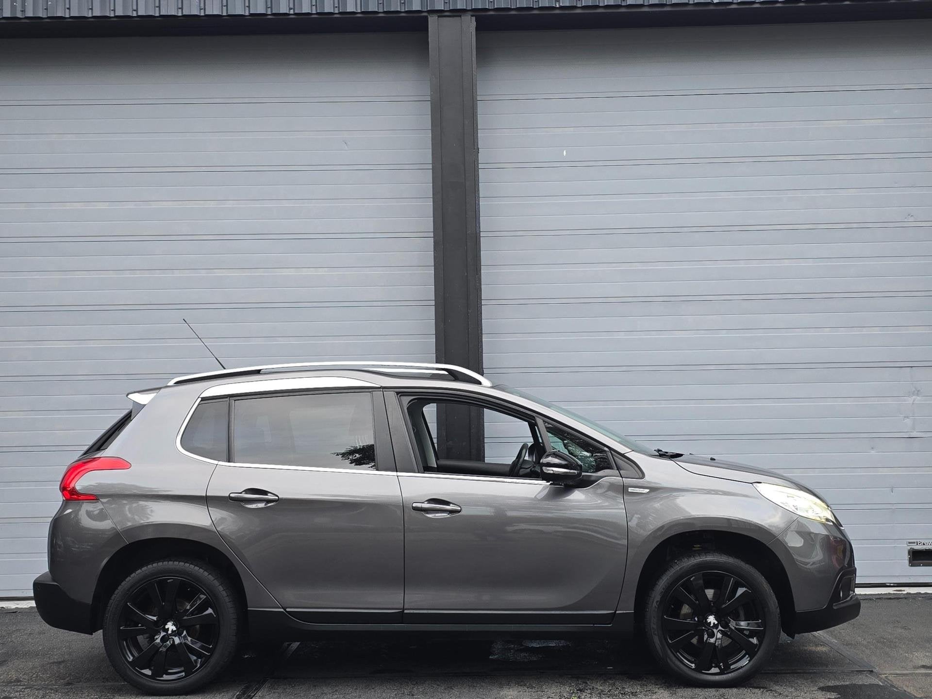 Peugeot 2008 1.2 PureTech Urban Cross, Auto's, Voorwielaandrijving, Gebruikt, 1270 kg, Leder en Stof