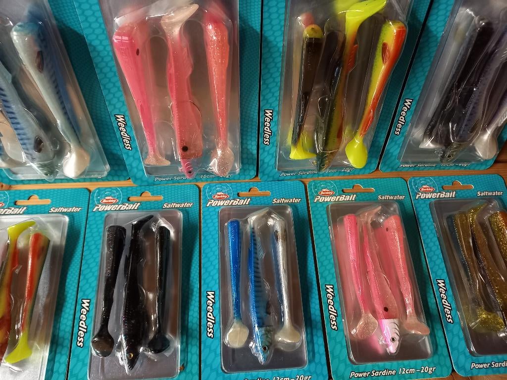 Zeebaars Kunstaas: set van 9 verpakkingen Power Sardine..., Tinstraat, Overige typen, Nieuw, Ophalen of Verzenden