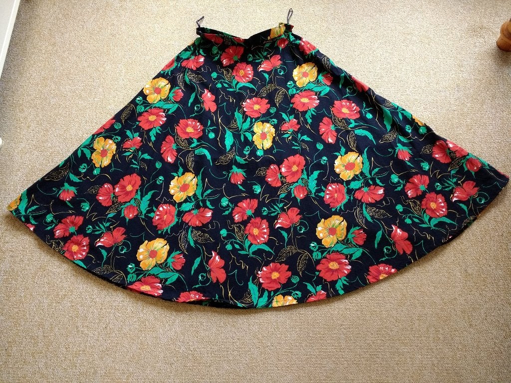 Wijde rok maat 36 zwart met rode en gele bloem 100 % katoen, Zwart, Ophalen of Verzenden, Zo goed als nieuw, Knielengte
