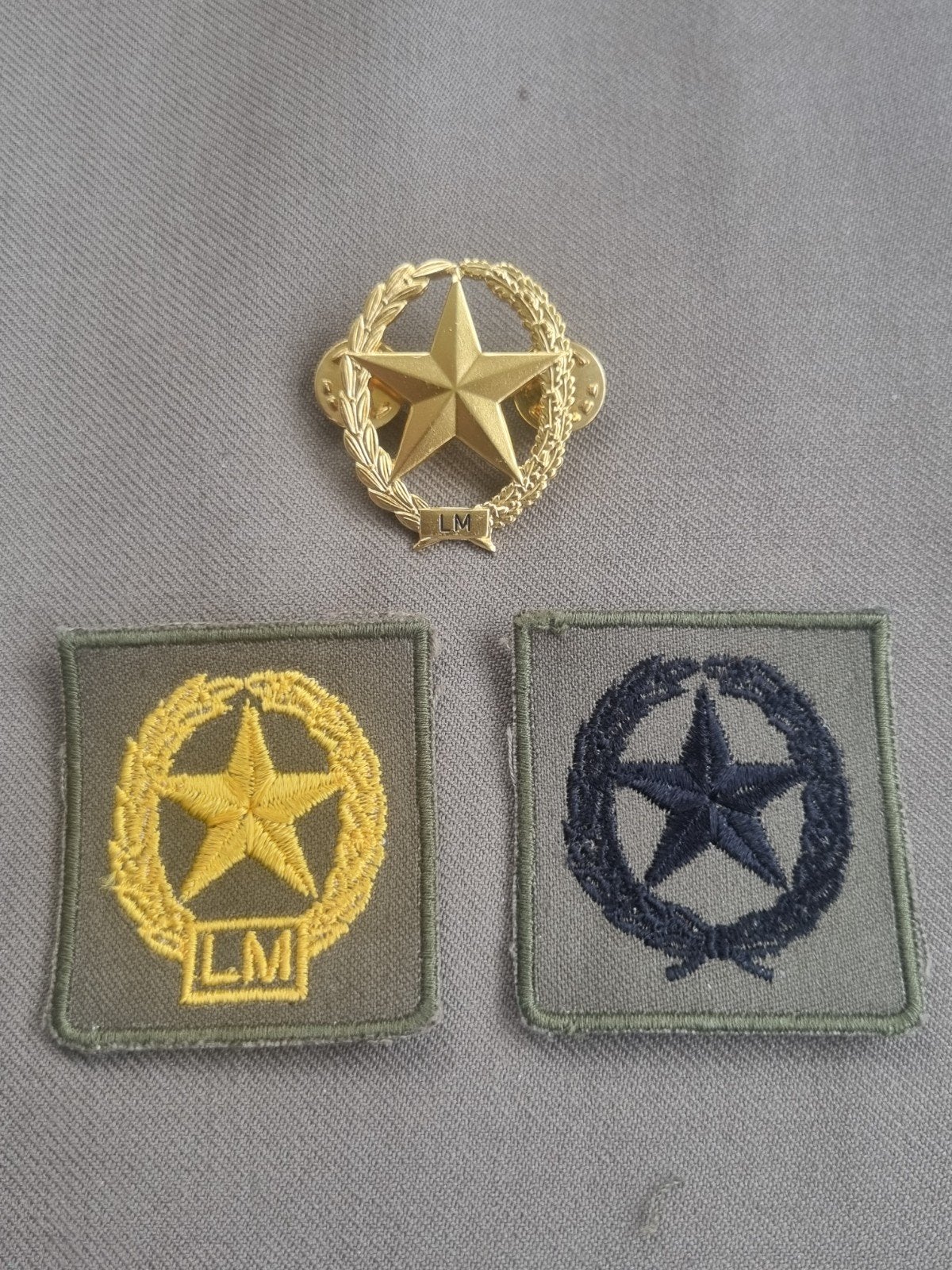 pinspeld en patches schutter 1ste klasse Lichte mitrailleur, Ophalen of Verzenden, Landmacht, Nederland, Embleem of Badge