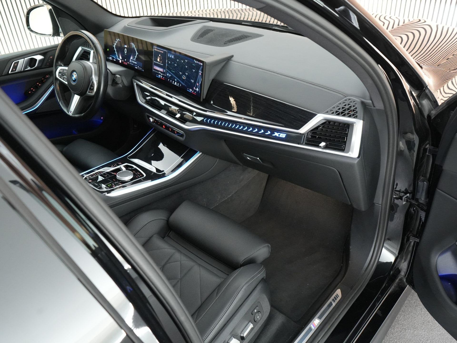 BMW X5 xDrive50e 489pk Launch Edition |Maxton|M-sport|pano|H, Gebruikt, 2395 kg, Alcantara, Zwart