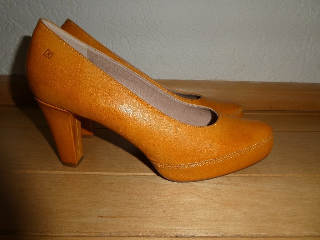 NIEUW DORKING BY FLUCHOS pumps maat 41 okergeel echt leer, Pumps, Dorking, Verzenden, Geel